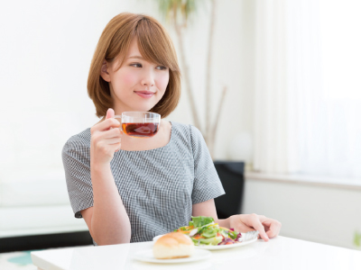 お茶を飲んでいる画像